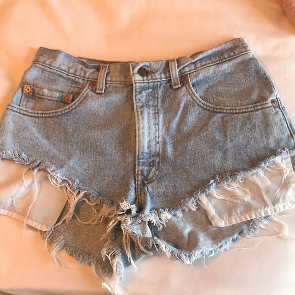 Cut off Levi’s ☀️ - Picture 1 of 3
